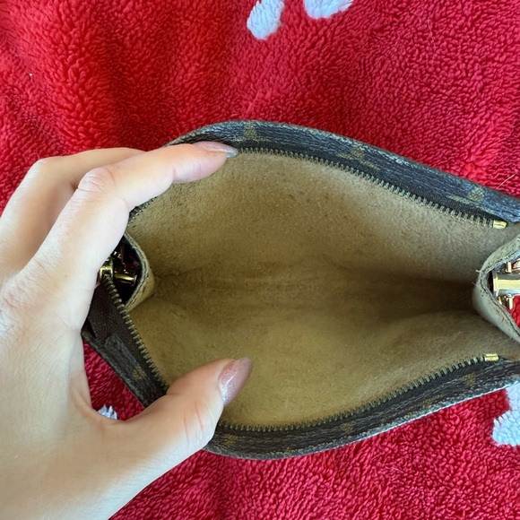 Louis Vuitton Monogram Pochette Small - Picture 9 of 10